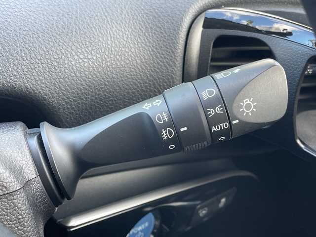 トヨタ プリウス A ツーリングセレクション 青森県 2019(平31)年 1.7万km ホワイトパールクリスタルシャイン 4WD/寒冷地仕様/純正9インチSDナビ・フルセグTV/CD・DVD・Bluetooth・SD/バックカメラ/黒合皮シート/前席シートヒーター/運転席パワーシート/ヘッドアップディスプレイ/セーフティセンス/プリクラッシュセーフティ/レーダークルーズコントロール/レーンディパーチャーアラート/オートマチックハイビーム/ブラインドスポットモニター/クリアランスソナー/パーキングアシスト/前方ドライブレコーダー/ビルトインETC/AC100V1500W/ワイパーデアイサー/LEDヘッドライト/オートライト/LEDフォグランプ/純正17インチアルミ/TRDエアロ/スペアキー/保証書・取説書