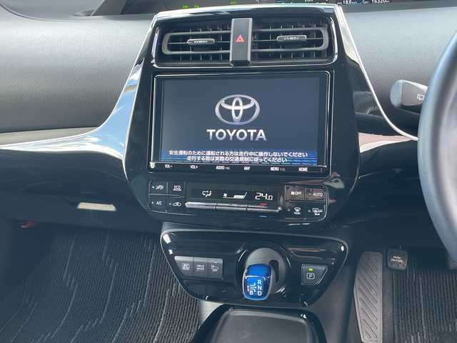 トヨタ プリウス A ツーリングセレクション 青森県 2019(平31)年 1.7万km ホワイトパールクリスタルシャイン 4WD/寒冷地仕様/純正9インチSDナビ・フルセグTV/CD・DVD・Bluetooth・SD/バックカメラ/黒合皮シート/前席シートヒーター/運転席パワーシート/ヘッドアップディスプレイ/セーフティセンス/プリクラッシュセーフティ/レーダークルーズコントロール/レーンディパーチャーアラート/オートマチックハイビーム/ブラインドスポットモニター/クリアランスソナー/パーキングアシスト/前方ドライブレコーダー/ビルトインETC/AC100V1500W/ワイパーデアイサー/LEDヘッドライト/オートライト/LEDフォグランプ/純正17インチアルミ/TRDエアロ/スペアキー/保証書・取説書