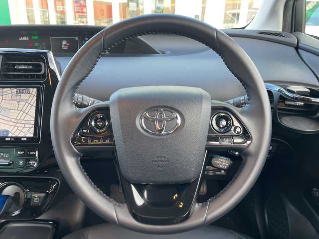 トヨタ プリウス A ツーリングセレクション 青森県 2019(平31)年 1.7万km ホワイトパールクリスタルシャイン 4WD/寒冷地仕様/純正9インチSDナビ・フルセグTV/CD・DVD・Bluetooth・SD/バックカメラ/黒合皮シート/前席シートヒーター/運転席パワーシート/ヘッドアップディスプレイ/セーフティセンス/プリクラッシュセーフティ/レーダークルーズコントロール/レーンディパーチャーアラート/オートマチックハイビーム/ブラインドスポットモニター/クリアランスソナー/パーキングアシスト/前方ドライブレコーダー/ビルトインETC/AC100V1500W/ワイパーデアイサー/LEDヘッドライト/オートライト/LEDフォグランプ/純正17インチアルミ/TRDエアロ/スペアキー/保証書・取説書