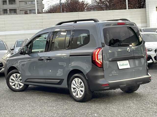 ルノー ルノー カングー ヴァリエテ 東京都 2024(令6)年 0.7万km グレー 車体色　KPW　グリ・アーバン（スモーキーグレー）/ヴァリエテ（2023年限定200台）/ワンオーナー/新車時保証書　取扱説明書　記録簿/レーンセンタリングアシスト/アダプティブクルーズコントロール/ブラインドスポットモニター/ディスプレイオーディオ/【USB/Bluetooth接続】/バックカメラ　ETC/ドライブレコーダー（前後）/LEDヘッドライト/サイド/カーテンエアバッグ/スマートキー×２/COXボディーダンパー【ディーラー取付】/ルーフレール