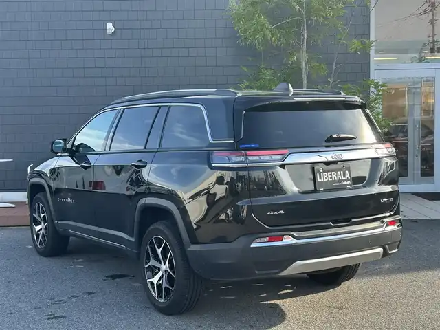 クライスラー・ジープ ジープ コマンダー リミテッド 滋賀県 2023(令5)年 1.5万km 黒 サンルーフ/4WD/ディーゼルターボ/純正ディスプレイオーディオナビ/　(BT/CarPlay)/アラウンドビューモニター/レーダークルーズコントロール/レザーシート/・前席シートヒーター/・前席パワーシート/ステアリングヒーター/ブラインドスポットモニター/ミラーヒーター/ダウンヒルアシストコントロール/前後コーナーセンサー/ワイヤレス充電/パーキングアシスト/パワーバックドア/純正LEDヘッドライト/純正ゴムフロアマット/ルーフレール/ETC2.0/純正18インチAW
