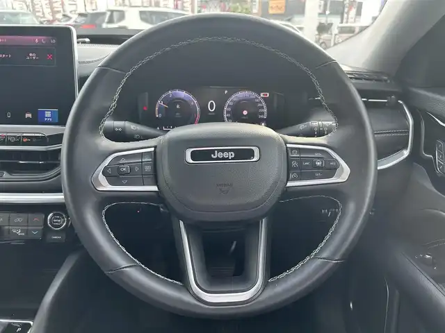 クライスラー・ジープ ジープ コマンダー リミテッド 滋賀県 2023(令5)年 1.5万km 黒 サンルーフ/4WD/ディーゼルターボ/純正ディスプレイオーディオナビ/　(BT/CarPlay)/アラウンドビューモニター/レーダークルーズコントロール/レザーシート/・前席シートヒーター/・前席パワーシート/ステアリングヒーター/ブラインドスポットモニター/ミラーヒーター/ダウンヒルアシストコントロール/前後コーナーセンサー/ワイヤレス充電/パーキングアシスト/パワーバックドア/純正LEDヘッドライト/純正ゴムフロアマット/ルーフレール/ETC2.0/純正18インチAW