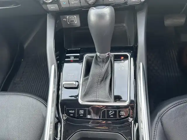 クライスラー・ジープ ジープ コマンダー リミテッド 滋賀県 2023(令5)年 1.5万km 黒 サンルーフ/4WD/ディーゼルターボ/純正ディスプレイオーディオナビ/　(BT/CarPlay)/アラウンドビューモニター/レーダークルーズコントロール/レザーシート/・前席シートヒーター/・前席パワーシート/ステアリングヒーター/ブラインドスポットモニター/ミラーヒーター/ダウンヒルアシストコントロール/前後コーナーセンサー/ワイヤレス充電/パーキングアシスト/パワーバックドア/純正LEDヘッドライト/純正ゴムフロアマット/ルーフレール/ETC2.0/純正18インチAW