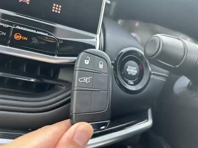 クライスラー・ジープ ジープ コマンダー リミテッド 滋賀県 2023(令5)年 1.5万km 黒 サンルーフ/4WD/ディーゼルターボ/純正ディスプレイオーディオナビ/　(BT/CarPlay)/アラウンドビューモニター/レーダークルーズコントロール/レザーシート/・前席シートヒーター/・前席パワーシート/ステアリングヒーター/ブラインドスポットモニター/ミラーヒーター/ダウンヒルアシストコントロール/前後コーナーセンサー/ワイヤレス充電/パーキングアシスト/パワーバックドア/純正LEDヘッドライト/純正ゴムフロアマット/ルーフレール/ETC2.0/純正18インチAW