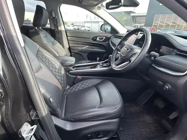 クライスラー・ジープ ジープ コマンダー リミテッド 滋賀県 2023(令5)年 1.5万km 黒 サンルーフ/4WD/ディーゼルターボ/純正ディスプレイオーディオナビ/　(BT/CarPlay)/アラウンドビューモニター/レーダークルーズコントロール/レザーシート/・前席シートヒーター/・前席パワーシート/ステアリングヒーター/ブラインドスポットモニター/ミラーヒーター/ダウンヒルアシストコントロール/前後コーナーセンサー/ワイヤレス充電/パーキングアシスト/パワーバックドア/純正LEDヘッドライト/純正ゴムフロアマット/ルーフレール/ETC2.0/純正18インチAW