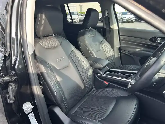 クライスラー・ジープ ジープ コマンダー リミテッド 滋賀県 2023(令5)年 1.5万km 黒 サンルーフ/4WD/ディーゼルターボ/純正ディスプレイオーディオナビ/　(BT/CarPlay)/アラウンドビューモニター/レーダークルーズコントロール/レザーシート/・前席シートヒーター/・前席パワーシート/ステアリングヒーター/ブラインドスポットモニター/ミラーヒーター/ダウンヒルアシストコントロール/前後コーナーセンサー/ワイヤレス充電/パーキングアシスト/パワーバックドア/純正LEDヘッドライト/純正ゴムフロアマット/ルーフレール/ETC2.0/純正18インチAW