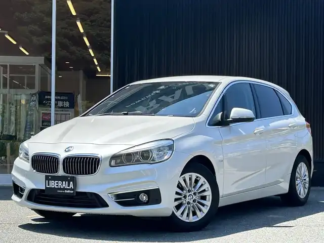 ＢＭＷ ２１８ｉ アクティブツアラー ラグジュアリー 福岡県 2017(平29)年 3.2万km ミネラルホワイト インテリジェントセーフティ/コンフォートパッケージ/茶革シート/前席シートヒーター/純正ナビ/社外フルセグTV/バックカメラ/Bluetooth/パワーバックドア/前後コーナーセンサー　/オートライト/オートワイパー/ＬＩＭコントロール　/純正16インチアルミホイール/ミラー一体型ＥＴＣ