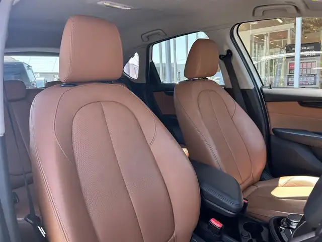 ＢＭＷ ２１８ｉ アクティブツアラー ラグジュアリー 福岡県 2017(平29)年 3.2万km ミネラルホワイト インテリジェントセーフティ/コンフォートパッケージ/茶革シート/前席シートヒーター/純正ナビ/社外フルセグTV/バックカメラ/Bluetooth/パワーバックドア/前後コーナーセンサー　/オートライト/オートワイパー/ＬＩＭコントロール　/純正16インチアルミホイール/ミラー一体型ＥＴＣ