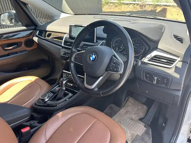 ＢＭＷ ２１８ｉ アクティブツアラー ラグジュアリー 福岡県 2017(平29)年 3.2万km ミネラルホワイト インテリジェントセーフティ/コンフォートパッケージ/茶革シート/前席シートヒーター/純正ナビ/社外フルセグTV/バックカメラ/Bluetooth/パワーバックドア/前後コーナーセンサー　/オートライト/オートワイパー/ＬＩＭコントロール　/純正16インチアルミホイール/ミラー一体型ＥＴＣ
