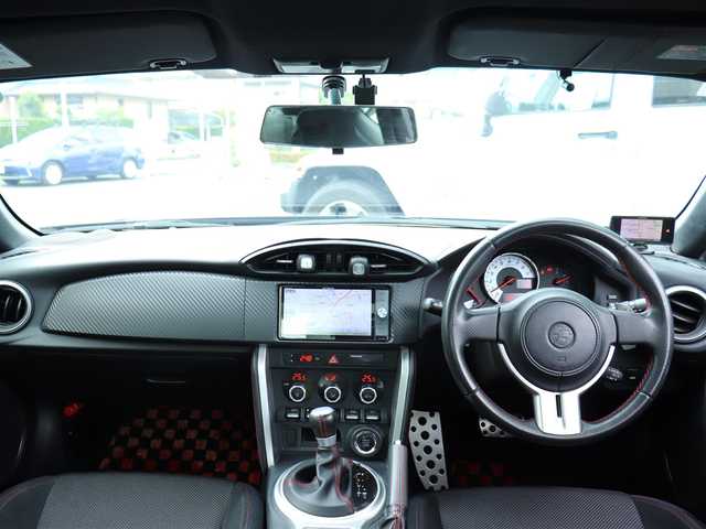 トヨタ ８６ GT 神奈川県 2015(平27)年 6.3万km 黒 ワンオーナー /ドラレコ /純正17インチAW/TRDエアロ(フロント、リア、サイド)/TRDマフラー/社外メモリナビ/フルセグテレビ/バックカメラ/プッシュスタート/ETC2.0/純正LEDクリアランス付ヘッドライト/フロントフォグランプ/クルーズコントロール/デジタルスピードメーター/パドルシフト/左右独立温度調整オートエアコン/スペアキー×1/保証書/取説