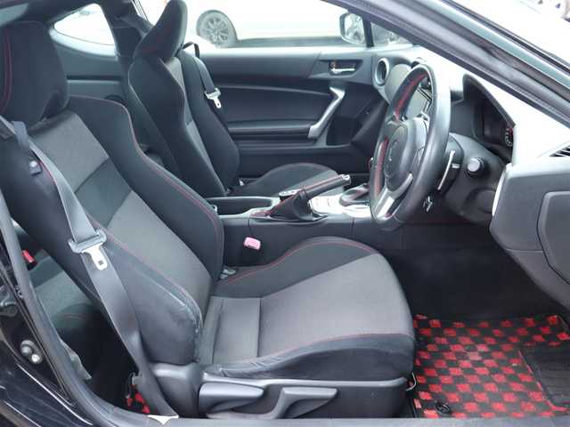 トヨタ ８６ GT 神奈川県 2015(平27)年 6.3万km 黒 ワンオーナー /ドラレコ /純正17インチAW/TRDエアロ(フロント、リア、サイド)/TRDマフラー/社外メモリナビ/フルセグテレビ/バックカメラ/プッシュスタート/ETC2.0/純正LEDクリアランス付ヘッドライト/フロントフォグランプ/クルーズコントロール/デジタルスピードメーター/パドルシフト/左右独立温度調整オートエアコン/スペアキー×1/保証書/取説