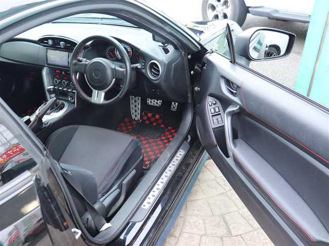 トヨタ ８６ GT 神奈川県 2015(平27)年 6.3万km 黒 ワンオーナー /ドラレコ /純正17インチAW/TRDエアロ(フロント、リア、サイド)/TRDマフラー/社外メモリナビ/フルセグテレビ/バックカメラ/プッシュスタート/ETC2.0/純正LEDクリアランス付ヘッドライト/フロントフォグランプ/クルーズコントロール/デジタルスピードメーター/パドルシフト/左右独立温度調整オートエアコン/スペアキー×1/保証書/取説
