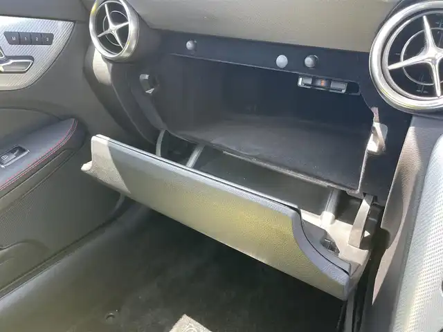 メルセデス・ベンツ ＳＬＣ１８０ スポーツ 富山県 2019(平31)年 0.6万km 黒 ワンオーナー/純正ナビ/フルセグＴＶ/Bluetooth/DVD再生/プッシュスタートエンジン/スマートキー/レザーシート/シートヒーター/パワーシート/レーダークルーズコントロール/ブラインドスポットモニター/LEDオートライト/コーナーセンサー/ビルトインETC/ドライブレコーダー