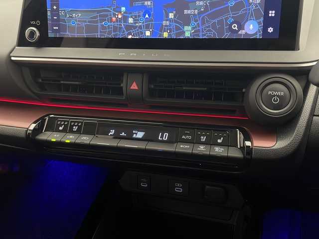トヨタ プリウス Z 宮崎県 2024(令6)年 1.9万km アティチュードブラックマイカ 禁煙車/トヨタセーフティセンス/純正12.3型ディスプレイオーディオナビTV/（T-CONNECT/USB/HDMI/FMAM/Bluetooth/フルセグTV）/純正ビルトイン2.0ETC/純正19インチアルミ/純正LEDオートライト/純正フロアマット/プリクラッシュセーフティ/アダプティブクルーズコントロール/レーンディパーチャーアラート/オートマチックハイビーム/パーキングアシスト/クリアランスソナー/ブラインドスポットモニター/デジタルミラー/電子パーキング/オートホールド/パワーバックドア/AC100V/オートエアコン/前席シートヒーター/エアシート/運転席パワーシート/本革巻ハンドル/スマートキー/プッシュエンジンスタート/スペアキー/新車時保証書/取扱い説明書
