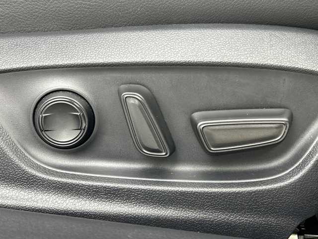 トヨタ カムリ WS 福岡県 2021(令3)年 8.3万km プラチナホワイトパールマイカ 禁煙車/純正8インチナビ/（AM/FM/フルセグTV/Bluetooth/USB)/バックカメラ/AC100V電源/トヨタセーフティセンス/・プリクラッシュセーフティ/・レーダークルーズコントロール/・レーンディパーチャーアラート/・オートマチックハイビーム/・クリアランスソナー/ブラインドスポットモニター/ETC/ドライブレコーダー/パワーシート/純正17インチアルミホイール/スマートキー/プッシュスタート/LEDヘッドライト/フロントフォグランプ/純正フロアマット/横滑り防止装置/電動格納ミラー/ステアリングスイッチ