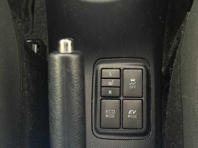 トヨタ アクア S 大阪府 2015(平27)年 5.4万km スーパーレッドⅤ /禁煙車//純正SDナビ【NSZT-W64】//フルTV・Bluetooth・CD・DVD・ラジオ//バックカメラ//前席シートヒーター//LEDヘッドライト//社外１５インチAW//プッシュスタート//スマートキー//取扱説明書//保証書//スペアキー