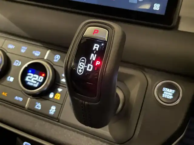 ランドローバー ランドローバー ディフェンダー 110XダイナミックSE 静岡県 2021(令3)年 0.4万km グレーⅡ 衝突軽減Ｂ　/半革　/ＣａｒＰｌａｙ　/サンルーフ　/ＭＥＲＩＤＩＡＮサウンド　/３６０°カメラ　/パワーシート／ヒーター／メモリ　/純正２０ＡＷ　/アイドリングストップ　/ＢＳＭ　/ＬＫＡ　/スマートキー
