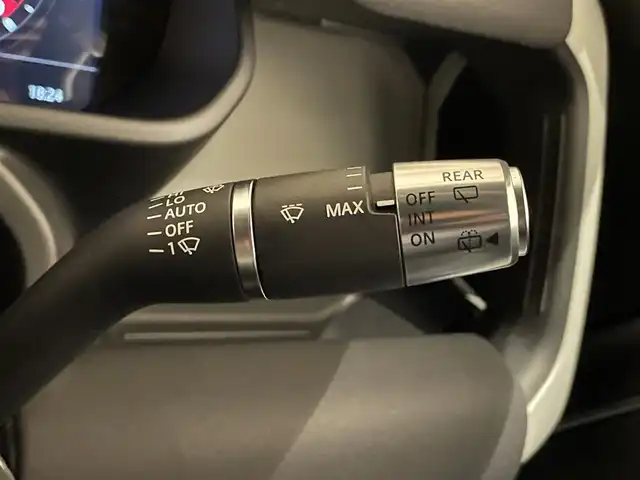 ランドローバー ランドローバー ディフェンダー 110XダイナミックSE 静岡県 2021(令3)年 0.4万km グレーⅡ 衝突軽減Ｂ　/半革　/ＣａｒＰｌａｙ　/サンルーフ　/ＭＥＲＩＤＩＡＮサウンド　/３６０°カメラ　/パワーシート／ヒーター／メモリ　/純正２０ＡＷ　/アイドリングストップ　/ＢＳＭ　/ＬＫＡ　/スマートキー