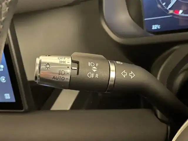 ランドローバー ランドローバー ディフェンダー 110XダイナミックSE 静岡県 2021(令3)年 0.4万km グレーⅡ 衝突軽減Ｂ　/半革　/ＣａｒＰｌａｙ　/サンルーフ　/ＭＥＲＩＤＩＡＮサウンド　/３６０°カメラ　/パワーシート／ヒーター／メモリ　/純正２０ＡＷ　/アイドリングストップ　/ＢＳＭ　/ＬＫＡ　/スマートキー