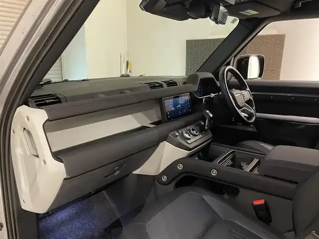ランドローバー ランドローバー ディフェンダー 110XダイナミックSE 静岡県 2021(令3)年 0.4万km グレーⅡ 衝突軽減Ｂ　/半革　/ＣａｒＰｌａｙ　/サンルーフ　/ＭＥＲＩＤＩＡＮサウンド　/３６０°カメラ　/パワーシート／ヒーター／メモリ　/純正２０ＡＷ　/アイドリングストップ　/ＢＳＭ　/ＬＫＡ　/スマートキー