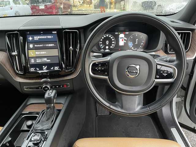 ボルボ ＸＣ６０ D4 AWD インスクリプション 新潟県 2020(令2)年 5.2万km クリスタルホワイトP 取扱説明書　ナビ説明書/シティーセーフティー/アダプティブクルーズコントロール/ブラインドウスポットインフォメーション/レーンキープアシスト/クロストラフィックアラート/純正ナビ/フルセグTV/CD/BT/USB/AppleCarplay/360度カメラ　ETC【DSRC】/ハーマンカードン/ヘッドアップディスプレイ/レザーシート/全席シートヒーター/Fベンチレーター/ハンドルヒーター/フロントメモリー付パワーシート【マッサージ機能付】/スマートキー×2本/パーキングアシスタンス/LEDヘッドライト/オートライト/皮巻きハンドル/パワーバックドア/純正19インチアルミ