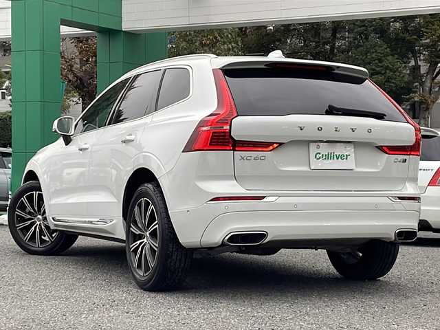 ボルボ ＸＣ６０ D4 AWD インスクリプション 新潟県 2020(令2)年 5.2万km クリスタルホワイトP 取扱説明書　ナビ説明書/シティーセーフティー/アダプティブクルーズコントロール/ブラインドウスポットインフォメーション/レーンキープアシスト/クロストラフィックアラート/純正ナビ/フルセグTV/CD/BT/USB/AppleCarplay/360度カメラ　ETC【DSRC】/ハーマンカードン/ヘッドアップディスプレイ/レザーシート/全席シートヒーター/Fベンチレーター/ハンドルヒーター/フロントメモリー付パワーシート【マッサージ機能付】/スマートキー×2本/パーキングアシスタンス/LEDヘッドライト/オートライト/皮巻きハンドル/パワーバックドア/純正19インチアルミ