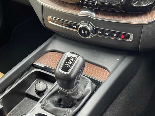 ボルボ ＸＣ６０ D4 AWD インスクリプション 新潟県 2020(令2)年 5.2万km クリスタルホワイトP 取扱説明書　ナビ説明書/シティーセーフティー/アダプティブクルーズコントロール/ブラインドウスポットインフォメーション/レーンキープアシスト/クロストラフィックアラート/純正ナビ/フルセグTV/CD/BT/USB/AppleCarplay/360度カメラ　ETC【DSRC】/ハーマンカードン/ヘッドアップディスプレイ/レザーシート/全席シートヒーター/Fベンチレーター/ハンドルヒーター/フロントメモリー付パワーシート【マッサージ機能付】/スマートキー×2本/パーキングアシスタンス/LEDヘッドライト/オートライト/皮巻きハンドル/パワーバックドア/純正19インチアルミ