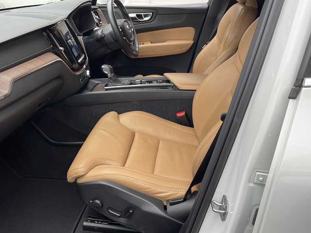 ボルボ ＸＣ６０ D4 AWD インスクリプション 新潟県 2020(令2)年 5.2万km クリスタルホワイトP 取扱説明書　ナビ説明書/シティーセーフティー/アダプティブクルーズコントロール/ブラインドウスポットインフォメーション/レーンキープアシスト/クロストラフィックアラート/純正ナビ/フルセグTV/CD/BT/USB/AppleCarplay/360度カメラ　ETC【DSRC】/ハーマンカードン/ヘッドアップディスプレイ/レザーシート/全席シートヒーター/Fベンチレーター/ハンドルヒーター/フロントメモリー付パワーシート【マッサージ機能付】/スマートキー×2本/パーキングアシスタンス/LEDヘッドライト/オートライト/皮巻きハンドル/パワーバックドア/純正19インチアルミ