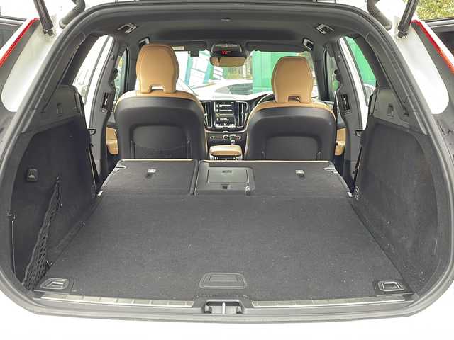 ボルボ ＸＣ６０ D4 AWD インスクリプション 新潟県 2020(令2)年 5.2万km クリスタルホワイトP 取扱説明書　ナビ説明書/シティーセーフティー/アダプティブクルーズコントロール/ブラインドウスポットインフォメーション/レーンキープアシスト/クロストラフィックアラート/純正ナビ/フルセグTV/CD/BT/USB/AppleCarplay/360度カメラ　ETC【DSRC】/ハーマンカードン/ヘッドアップディスプレイ/レザーシート/全席シートヒーター/Fベンチレーター/ハンドルヒーター/フロントメモリー付パワーシート【マッサージ機能付】/スマートキー×2本/パーキングアシスタンス/LEDヘッドライト/オートライト/皮巻きハンドル/パワーバックドア/純正19インチアルミ