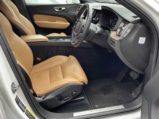 ボルボ ＸＣ６０ D4 AWD インスクリプション 新潟県 2020(令2)年 5.2万km クリスタルホワイトP 取扱説明書　ナビ説明書/シティーセーフティー/アダプティブクルーズコントロール/ブラインドウスポットインフォメーション/レーンキープアシスト/クロストラフィックアラート/純正ナビ/フルセグTV/CD/BT/USB/AppleCarplay/360度カメラ　ETC【DSRC】/ハーマンカードン/ヘッドアップディスプレイ/レザーシート/全席シートヒーター/Fベンチレーター/ハンドルヒーター/フロントメモリー付パワーシート【マッサージ機能付】/スマートキー×2本/パーキングアシスタンス/LEDヘッドライト/オートライト/皮巻きハンドル/パワーバックドア/純正19インチアルミ