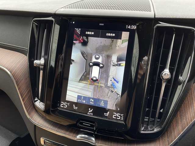 ボルボ ＸＣ６０ D4 AWD インスクリプション 新潟県 2020(令2)年 5.2万km クリスタルホワイトP 取扱説明書　ナビ説明書/シティーセーフティー/アダプティブクルーズコントロール/ブラインドウスポットインフォメーション/レーンキープアシスト/クロストラフィックアラート/純正ナビ/フルセグTV/CD/BT/USB/AppleCarplay/360度カメラ　ETC【DSRC】/ハーマンカードン/ヘッドアップディスプレイ/レザーシート/全席シートヒーター/Fベンチレーター/ハンドルヒーター/フロントメモリー付パワーシート【マッサージ機能付】/スマートキー×2本/パーキングアシスタンス/LEDヘッドライト/オートライト/皮巻きハンドル/パワーバックドア/純正19インチアルミ