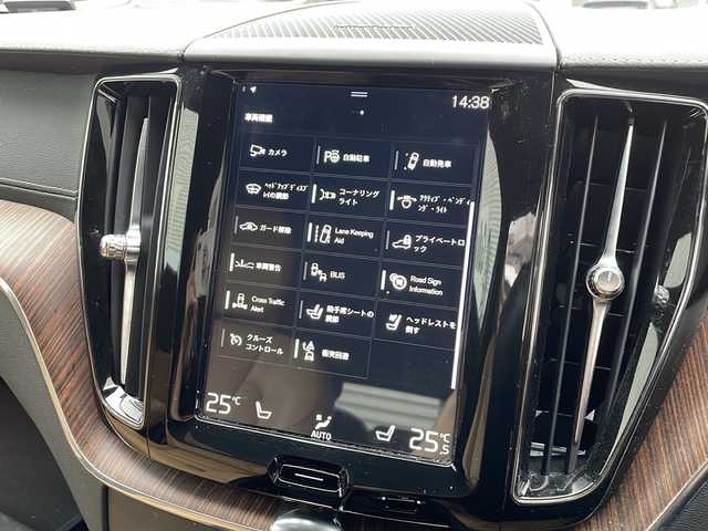 ボルボ ＸＣ６０ D4 AWD インスクリプション 新潟県 2020(令2)年 5.2万km クリスタルホワイトP 取扱説明書　ナビ説明書/シティーセーフティー/アダプティブクルーズコントロール/ブラインドウスポットインフォメーション/レーンキープアシスト/クロストラフィックアラート/純正ナビ/フルセグTV/CD/BT/USB/AppleCarplay/360度カメラ　ETC【DSRC】/ハーマンカードン/ヘッドアップディスプレイ/レザーシート/全席シートヒーター/Fベンチレーター/ハンドルヒーター/フロントメモリー付パワーシート【マッサージ機能付】/スマートキー×2本/パーキングアシスタンス/LEDヘッドライト/オートライト/皮巻きハンドル/パワーバックドア/純正19インチアルミ