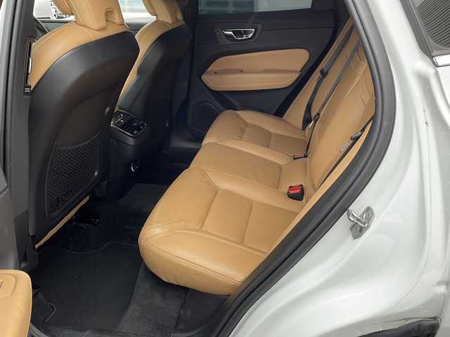 ボルボ ＸＣ６０ D4 AWD インスクリプション 新潟県 2020(令2)年 5.2万km クリスタルホワイトP 取扱説明書　ナビ説明書/シティーセーフティー/アダプティブクルーズコントロール/ブラインドウスポットインフォメーション/レーンキープアシスト/クロストラフィックアラート/純正ナビ/フルセグTV/CD/BT/USB/AppleCarplay/360度カメラ　ETC【DSRC】/ハーマンカードン/ヘッドアップディスプレイ/レザーシート/全席シートヒーター/Fベンチレーター/ハンドルヒーター/フロントメモリー付パワーシート【マッサージ機能付】/スマートキー×2本/パーキングアシスタンス/LEDヘッドライト/オートライト/皮巻きハンドル/パワーバックドア/純正19インチアルミ