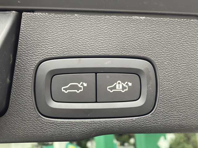 ボルボ ＸＣ６０ D4 AWD インスクリプション 新潟県 2020(令2)年 5.2万km クリスタルホワイトP 取扱説明書　ナビ説明書/シティーセーフティー/アダプティブクルーズコントロール/ブラインドウスポットインフォメーション/レーンキープアシスト/クロストラフィックアラート/純正ナビ/フルセグTV/CD/BT/USB/AppleCarplay/360度カメラ　ETC【DSRC】/ハーマンカードン/ヘッドアップディスプレイ/レザーシート/全席シートヒーター/Fベンチレーター/ハンドルヒーター/フロントメモリー付パワーシート【マッサージ機能付】/スマートキー×2本/パーキングアシスタンス/LEDヘッドライト/オートライト/皮巻きハンドル/パワーバックドア/純正19インチアルミ