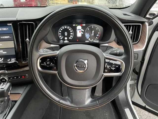 ボルボ ＸＣ６０ D4 AWD インスクリプション 新潟県 2020(令2)年 5.2万km クリスタルホワイトP 取扱説明書　ナビ説明書/シティーセーフティー/アダプティブクルーズコントロール/ブラインドウスポットインフォメーション/レーンキープアシスト/クロストラフィックアラート/純正ナビ/フルセグTV/CD/BT/USB/AppleCarplay/360度カメラ　ETC【DSRC】/ハーマンカードン/ヘッドアップディスプレイ/レザーシート/全席シートヒーター/Fベンチレーター/ハンドルヒーター/フロントメモリー付パワーシート【マッサージ機能付】/スマートキー×2本/パーキングアシスタンス/LEDヘッドライト/オートライト/皮巻きハンドル/パワーバックドア/純正19インチアルミ
