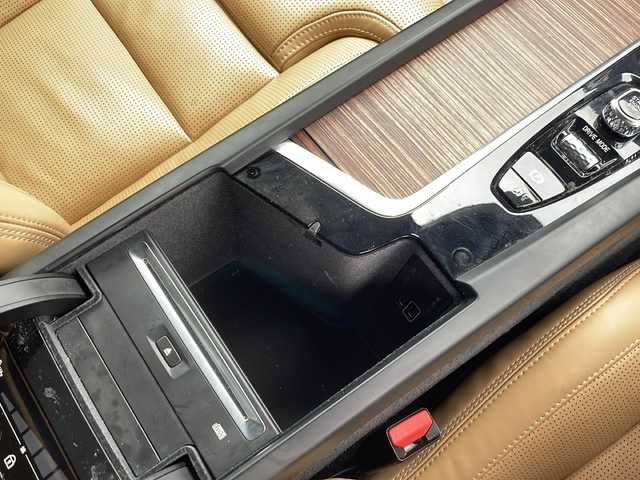 ボルボ ＸＣ６０ D4 AWD インスクリプション 新潟県 2020(令2)年 5.2万km クリスタルホワイトP 取扱説明書　ナビ説明書/シティーセーフティー/アダプティブクルーズコントロール/ブラインドウスポットインフォメーション/レーンキープアシスト/クロストラフィックアラート/純正ナビ/フルセグTV/CD/BT/USB/AppleCarplay/360度カメラ　ETC【DSRC】/ハーマンカードン/ヘッドアップディスプレイ/レザーシート/全席シートヒーター/Fベンチレーター/ハンドルヒーター/フロントメモリー付パワーシート【マッサージ機能付】/スマートキー×2本/パーキングアシスタンス/LEDヘッドライト/オートライト/皮巻きハンドル/パワーバックドア/純正19インチアルミ