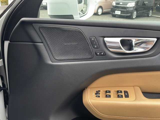 ボルボ ＸＣ６０ D4 AWD インスクリプション 新潟県 2020(令2)年 5.2万km クリスタルホワイトP 取扱説明書　ナビ説明書/シティーセーフティー/アダプティブクルーズコントロール/ブラインドウスポットインフォメーション/レーンキープアシスト/クロストラフィックアラート/純正ナビ/フルセグTV/CD/BT/USB/AppleCarplay/360度カメラ　ETC【DSRC】/ハーマンカードン/ヘッドアップディスプレイ/レザーシート/全席シートヒーター/Fベンチレーター/ハンドルヒーター/フロントメモリー付パワーシート【マッサージ機能付】/スマートキー×2本/パーキングアシスタンス/LEDヘッドライト/オートライト/皮巻きハンドル/パワーバックドア/純正19インチアルミ