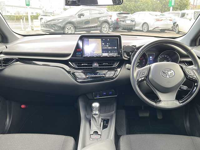 トヨタ Ｃ－ＨＲ S－T 福島県 2017(平29)年 1.5万km ブラックマイカ トヨタセーフティセンス/・衝突被害軽減ブレーキ/・オートハイビーム/・車線逸脱警報装置/・レーダークルーズコントロール/純正ナビ/・型番：NSZT-Y66T/・フルセグTV/BT/CD/DVD/SD/FM/AM/・バックカメラ/・ビルトインETC/前後ドライブレコーダー/・型番：TZ-DR210/革張りステアリング/・ステアリングスイッチ/電子パーキング/・オートブレーキホールド/USB充電ポート/電流ソケット/プッシュスタート/・スマートキー/・スペアキー1本/電動格納ミラー/・ウィンカーミラー/・オートミラー/横滑り防止装置/LEDヘッドライト/・ヘッドライトレベライザー/・オートライト/・フォグランプ/純正フロアマット/純正17インチAW/4WD
