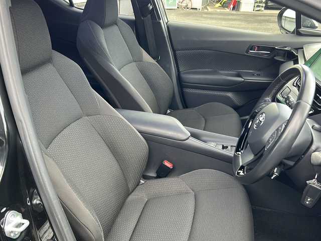 トヨタ Ｃ－ＨＲ S－T 福島県 2017(平29)年 1.5万km ブラックマイカ トヨタセーフティセンス/・衝突被害軽減ブレーキ/・オートハイビーム/・車線逸脱警報装置/・レーダークルーズコントロール/純正ナビ/・型番：NSZT-Y66T/・フルセグTV/BT/CD/DVD/SD/FM/AM/・バックカメラ/・ビルトインETC/前後ドライブレコーダー/・型番：TZ-DR210/革張りステアリング/・ステアリングスイッチ/電子パーキング/・オートブレーキホールド/USB充電ポート/電流ソケット/プッシュスタート/・スマートキー/・スペアキー1本/電動格納ミラー/・ウィンカーミラー/・オートミラー/横滑り防止装置/LEDヘッドライト/・ヘッドライトレベライザー/・オートライト/・フォグランプ/純正フロアマット/純正17インチAW/4WD