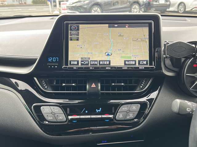 トヨタ Ｃ－ＨＲ S－T 福島県 2017(平29)年 1.5万km ブラックマイカ トヨタセーフティセンス/・衝突被害軽減ブレーキ/・オートハイビーム/・車線逸脱警報装置/・レーダークルーズコントロール/純正ナビ/・型番：NSZT-Y66T/・フルセグTV/BT/CD/DVD/SD/FM/AM/・バックカメラ/・ビルトインETC/前後ドライブレコーダー/・型番：TZ-DR210/革張りステアリング/・ステアリングスイッチ/電子パーキング/・オートブレーキホールド/USB充電ポート/電流ソケット/プッシュスタート/・スマートキー/・スペアキー1本/電動格納ミラー/・ウィンカーミラー/・オートミラー/横滑り防止装置/LEDヘッドライト/・ヘッドライトレベライザー/・オートライト/・フォグランプ/純正フロアマット/純正17インチAW/4WD