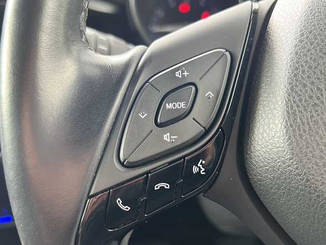 トヨタ Ｃ－ＨＲ S－T 福島県 2017(平29)年 1.5万km ブラックマイカ トヨタセーフティセンス/・衝突被害軽減ブレーキ/・オートハイビーム/・車線逸脱警報装置/・レーダークルーズコントロール/純正ナビ/・型番：NSZT-Y66T/・フルセグTV/BT/CD/DVD/SD/FM/AM/・バックカメラ/・ビルトインETC/前後ドライブレコーダー/・型番：TZ-DR210/革張りステアリング/・ステアリングスイッチ/電子パーキング/・オートブレーキホールド/USB充電ポート/電流ソケット/プッシュスタート/・スマートキー/・スペアキー1本/電動格納ミラー/・ウィンカーミラー/・オートミラー/横滑り防止装置/LEDヘッドライト/・ヘッドライトレベライザー/・オートライト/・フォグランプ/純正フロアマット/純正17インチAW/4WD