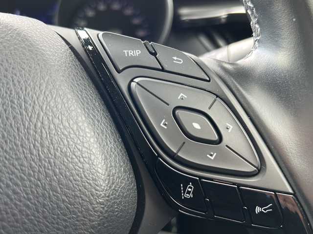 トヨタ Ｃ－ＨＲ S－T 福島県 2017(平29)年 1.5万km ブラックマイカ トヨタセーフティセンス/・衝突被害軽減ブレーキ/・オートハイビーム/・車線逸脱警報装置/・レーダークルーズコントロール/純正ナビ/・型番：NSZT-Y66T/・フルセグTV/BT/CD/DVD/SD/FM/AM/・バックカメラ/・ビルトインETC/前後ドライブレコーダー/・型番：TZ-DR210/革張りステアリング/・ステアリングスイッチ/電子パーキング/・オートブレーキホールド/USB充電ポート/電流ソケット/プッシュスタート/・スマートキー/・スペアキー1本/電動格納ミラー/・ウィンカーミラー/・オートミラー/横滑り防止装置/LEDヘッドライト/・ヘッドライトレベライザー/・オートライト/・フォグランプ/純正フロアマット/純正17インチAW/4WD