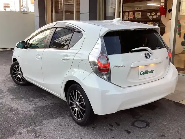 トヨタ アクア S 愛知県 2012(平24)年 5万km ライムホワイトパールクリスタルシャイン スマートキー　/プッシュスタート　/ＬＥＤヘッド　/ＥＴＣ　/シートヒーター　/フロントドライブレコーダー　/ステアリングスイッチ　/バックカメラ　/純正ＳＤナビ　/フルセグ　/オートライト　/社外１５インチアルミ