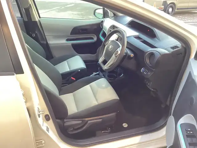 トヨタ アクア S 愛知県 2012(平24)年 5万km ライムホワイトパールクリスタルシャイン スマートキー　/プッシュスタート　/ＬＥＤヘッド　/ＥＴＣ　/シートヒーター　/フロントドライブレコーダー　/ステアリングスイッチ　/バックカメラ　/純正ＳＤナビ　/フルセグ　/オートライト　/社外１５インチアルミ