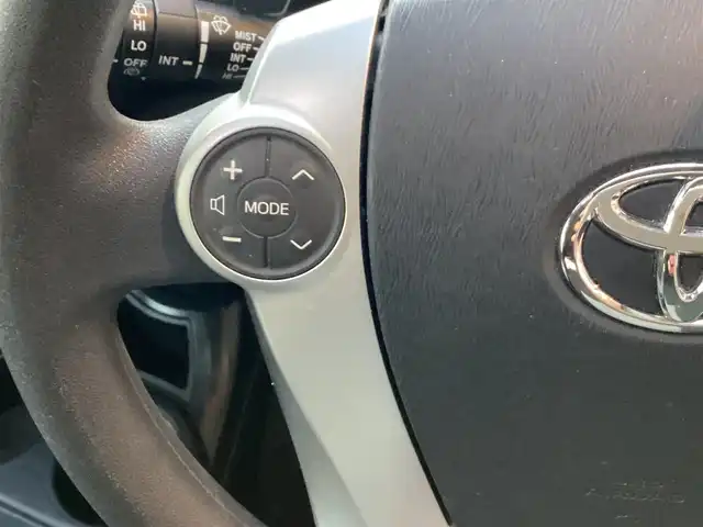 トヨタ アクア S 愛知県 2012(平24)年 5万km ライムホワイトパールクリスタルシャイン スマートキー　/プッシュスタート　/ＬＥＤヘッド　/ＥＴＣ　/シートヒーター　/フロントドライブレコーダー　/ステアリングスイッチ　/バックカメラ　/純正ＳＤナビ　/フルセグ　/オートライト　/社外１５インチアルミ