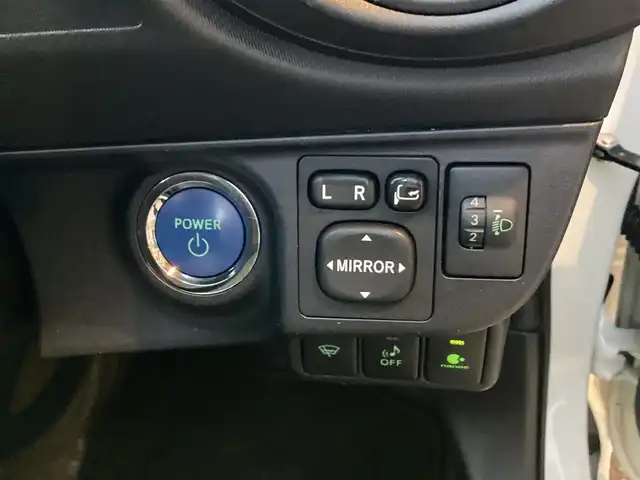 トヨタ アクア S 愛知県 2012(平24)年 5万km ライムホワイトパールクリスタルシャイン スマートキー　/プッシュスタート　/ＬＥＤヘッド　/ＥＴＣ　/シートヒーター　/フロントドライブレコーダー　/ステアリングスイッチ　/バックカメラ　/純正ＳＤナビ　/フルセグ　/オートライト　/社外１５インチアルミ