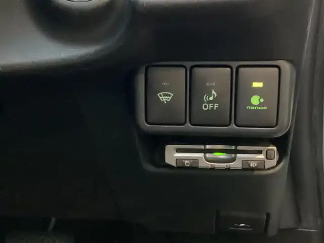 トヨタ アクア S 愛知県 2012(平24)年 5万km ライムホワイトパールクリスタルシャイン スマートキー　/プッシュスタート　/ＬＥＤヘッド　/ＥＴＣ　/シートヒーター　/フロントドライブレコーダー　/ステアリングスイッチ　/バックカメラ　/純正ＳＤナビ　/フルセグ　/オートライト　/社外１５インチアルミ