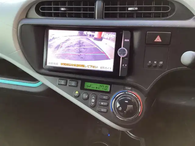 トヨタ アクア S 愛知県 2012(平24)年 5万km ライムホワイトパールクリスタルシャイン スマートキー　/プッシュスタート　/ＬＥＤヘッド　/ＥＴＣ　/シートヒーター　/フロントドライブレコーダー　/ステアリングスイッチ　/バックカメラ　/純正ＳＤナビ　/フルセグ　/オートライト　/社外１５インチアルミ