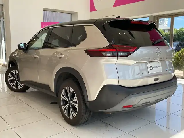 日産 エクストレイル X e－4ORCE 埼玉県 2022(令4)年 3万km シルバーⅡ プロパイロット　/エマージェンシーブレーキ /純正12.3型ナビ　/アラウンドビューモニター　/LEDオートライト /シートヒーター /ステアリングヒーター /純正18インチアルミホイール /ブラインドスポットモニター/インテリジェントミラー /ETC