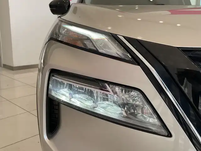 日産 エクストレイル X e－4ORCE 埼玉県 2022(令4)年 3万km シルバーⅡ プロパイロット　/エマージェンシーブレーキ /純正12.3型ナビ　/アラウンドビューモニター　/LEDオートライト /シートヒーター /ステアリングヒーター /純正18インチアルミホイール /ブラインドスポットモニター/インテリジェントミラー /ETC